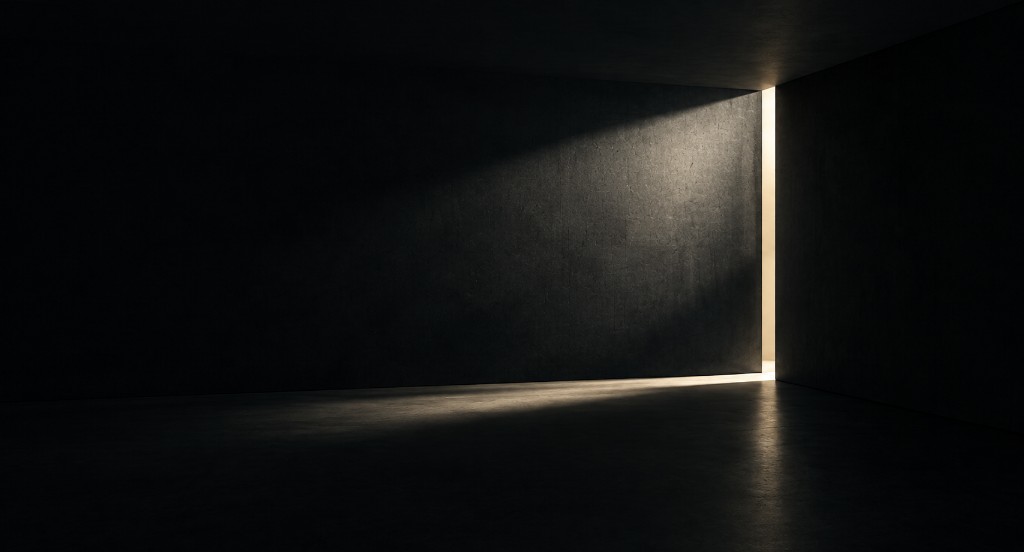 Donkere ruimte met een spleet licht